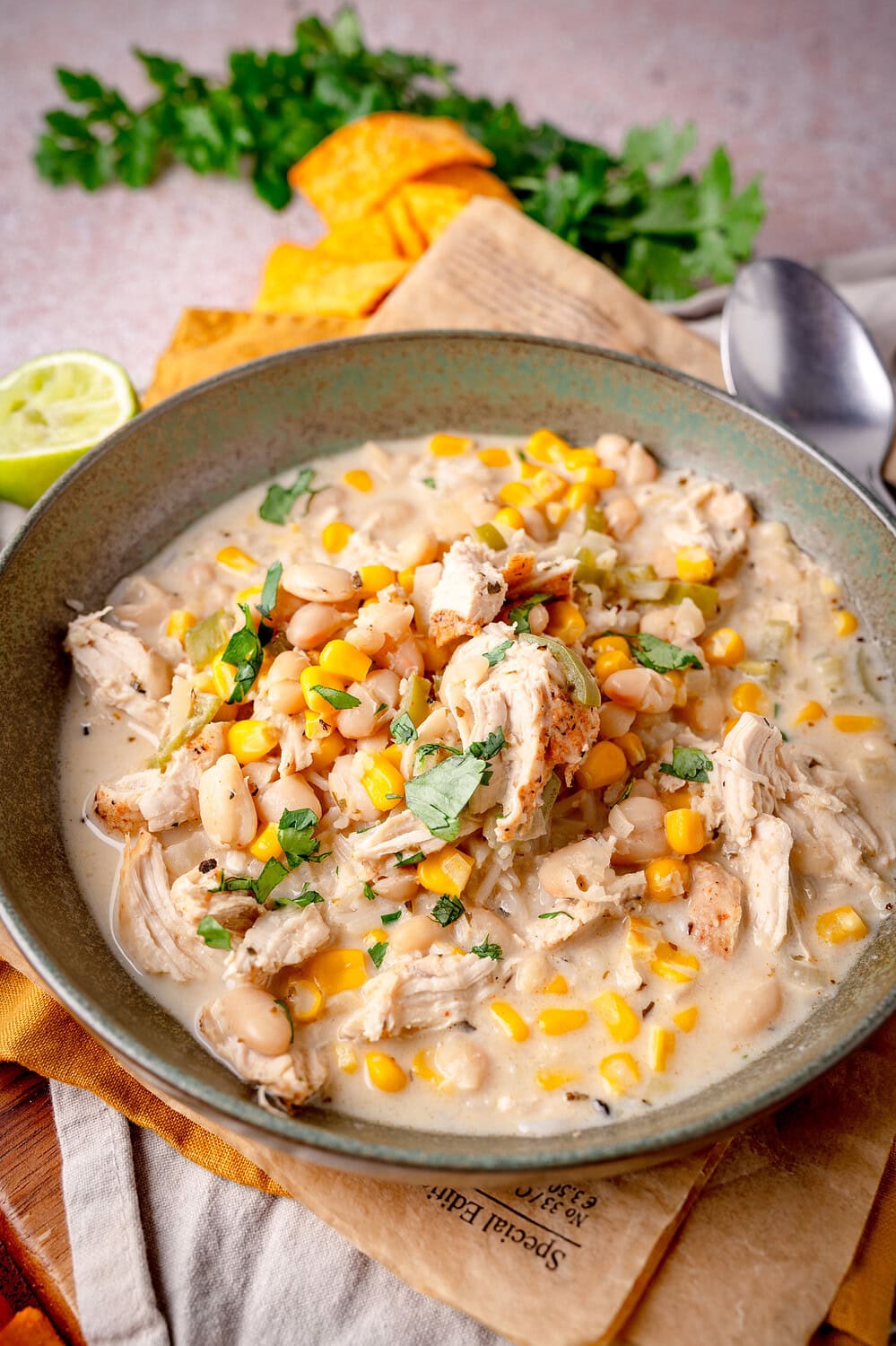 Leckeres White Chicken Chili mit Mais und Bohnen in cremiger Sauce.