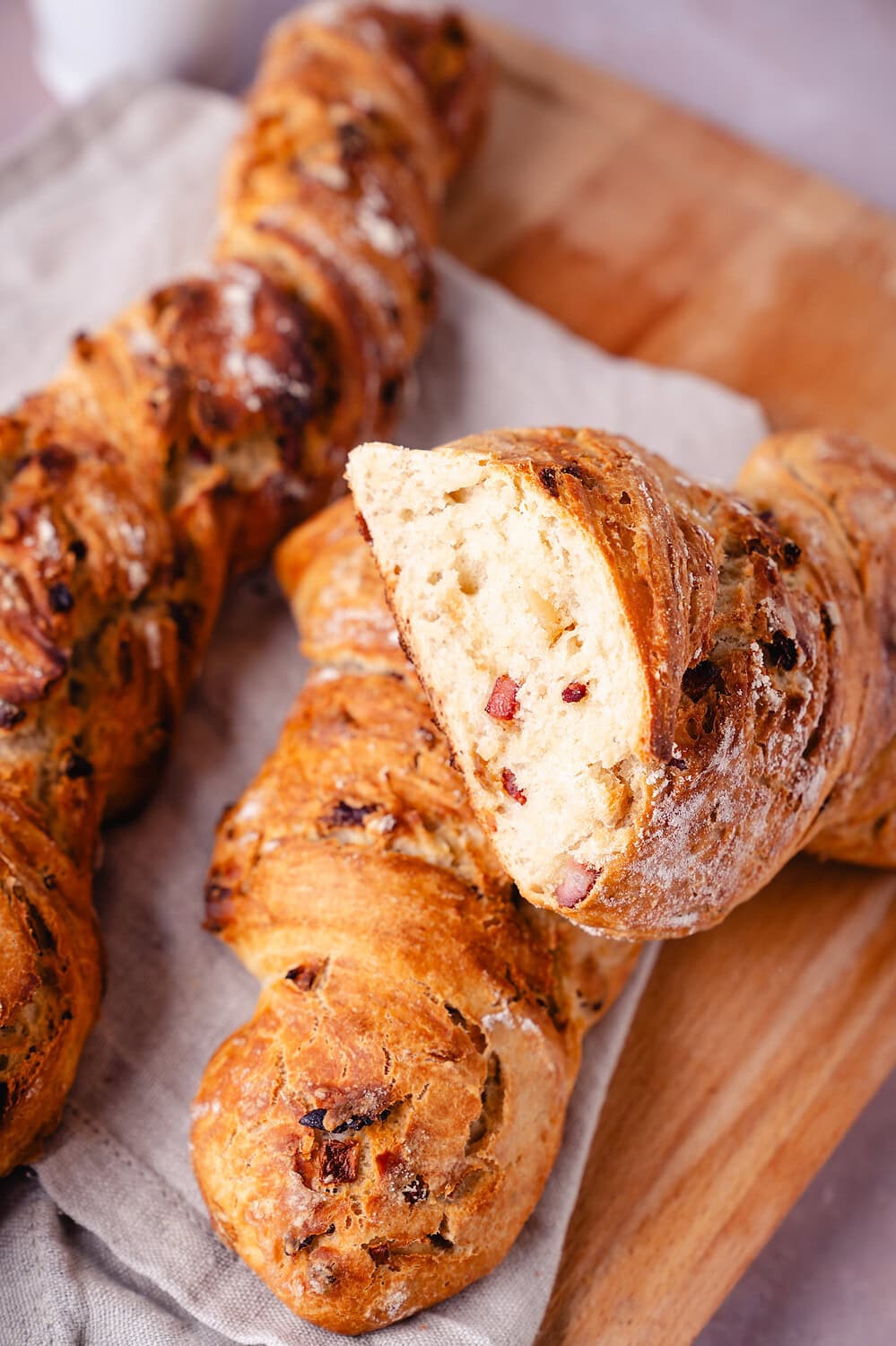 Aromatisches Baguette mit Speck, frisch gebacken und knusprig.