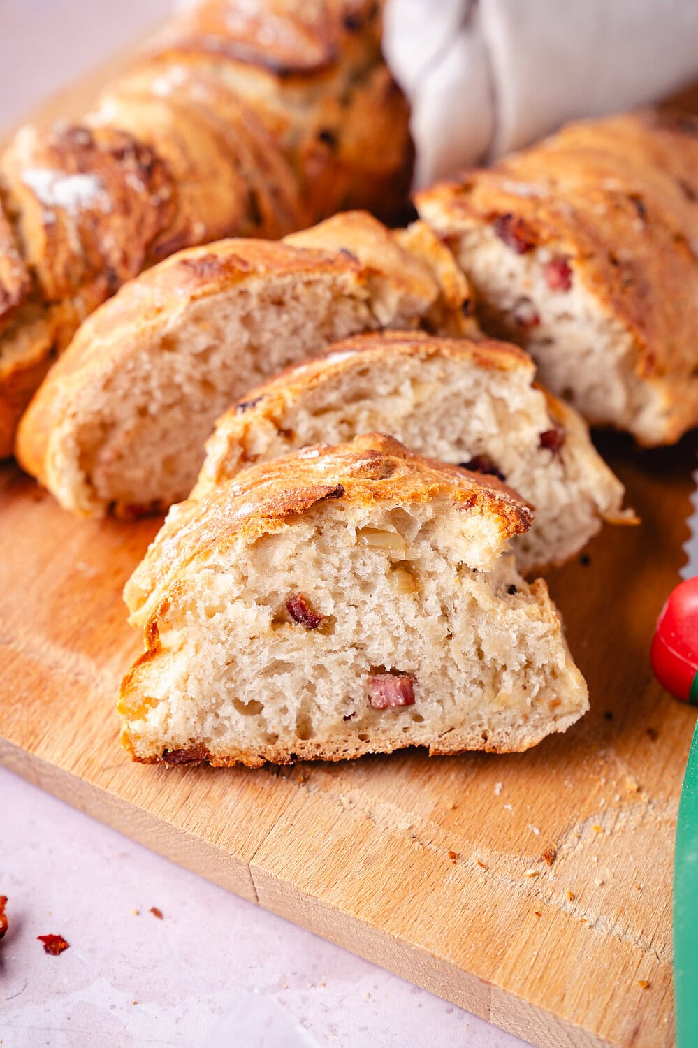 Saftiges Speck-Zwiebel-Baguette mit knusprigem Teig und herzhaften Speckstücken.