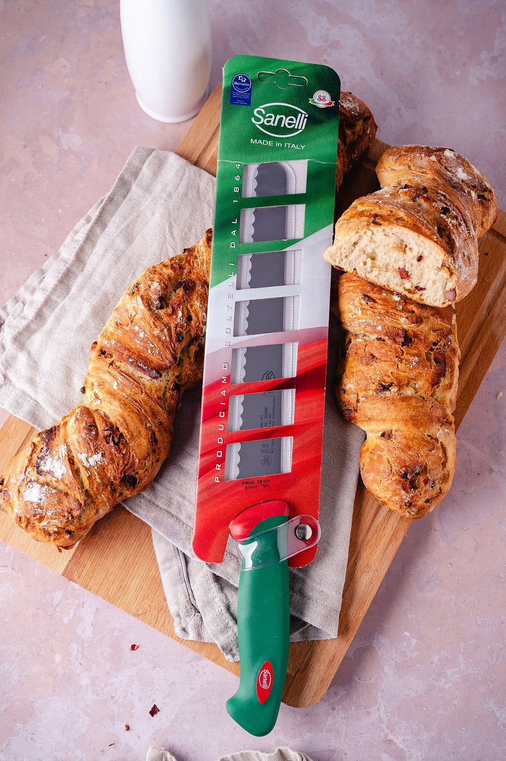 Scharfes Brotmesser mit grünem Griff, ideales Küchenwerkzeug zum Schneiden von Baguette, langlebig.