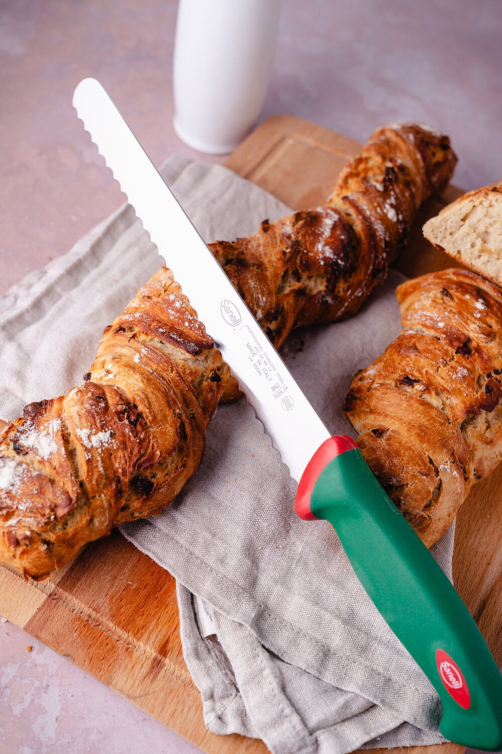 Leckeres Zwiebel-Speck-Baguette frisch gebacken, ideal für jede Gelegenheit.