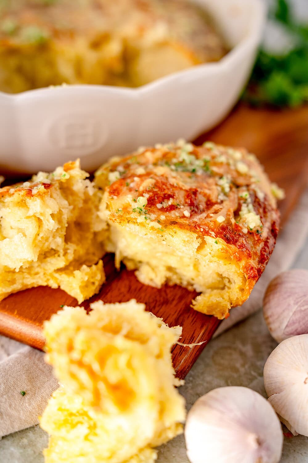 Käse-Knoblauch-Schnecken in runder Backform