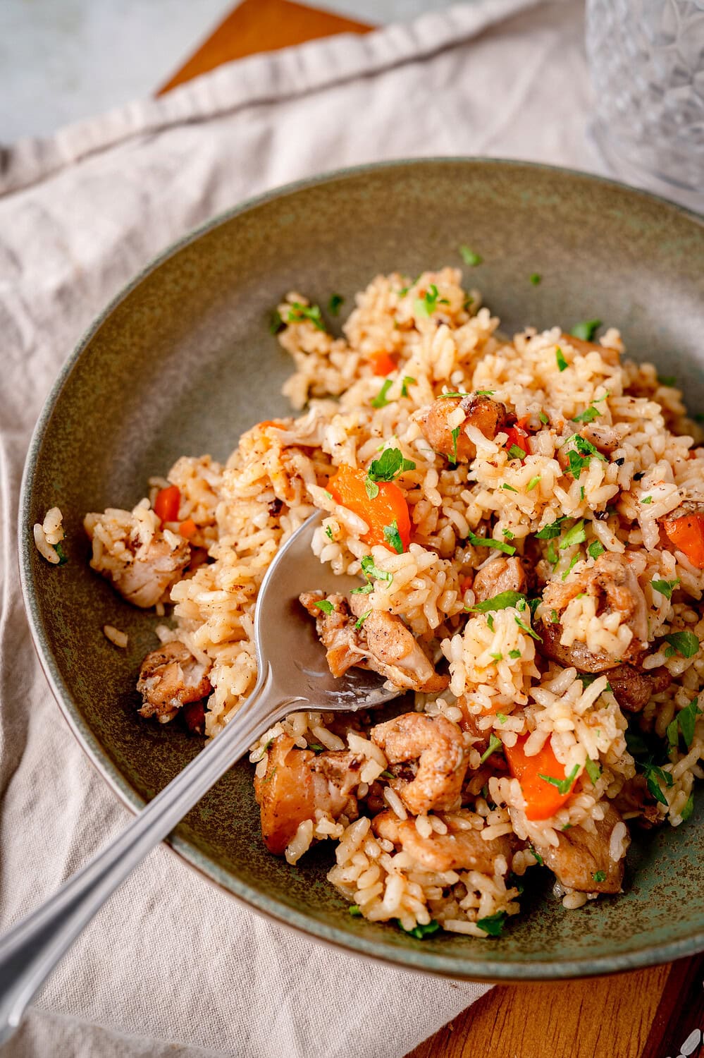 Ein Löffel voll mit Plov und Möhren