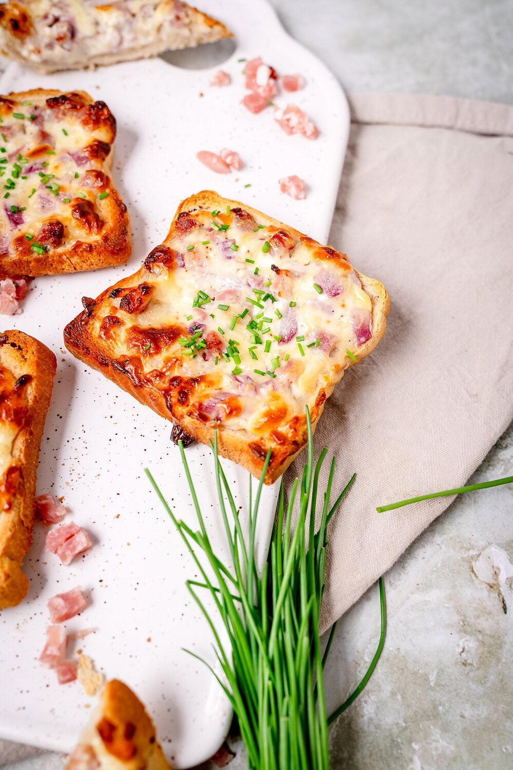 Leckeres Flammkuchentoast mit Speck und Zwiebeln