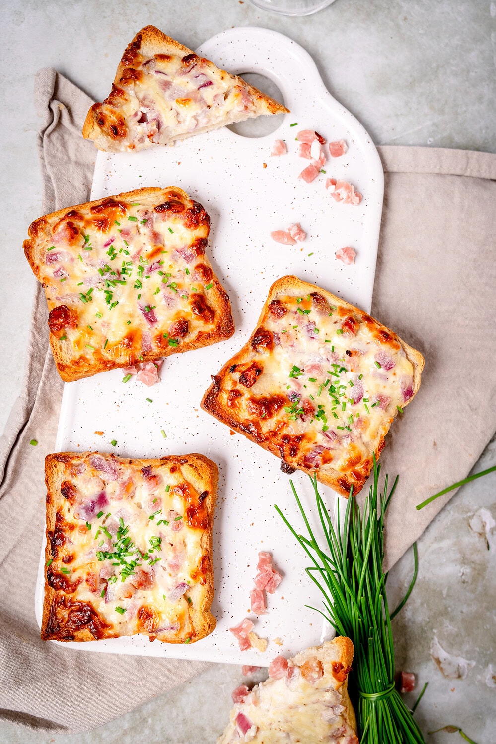 Flammkuchentoasts, der schnelle Feierabendsnack mit Speck und Zwiebeln