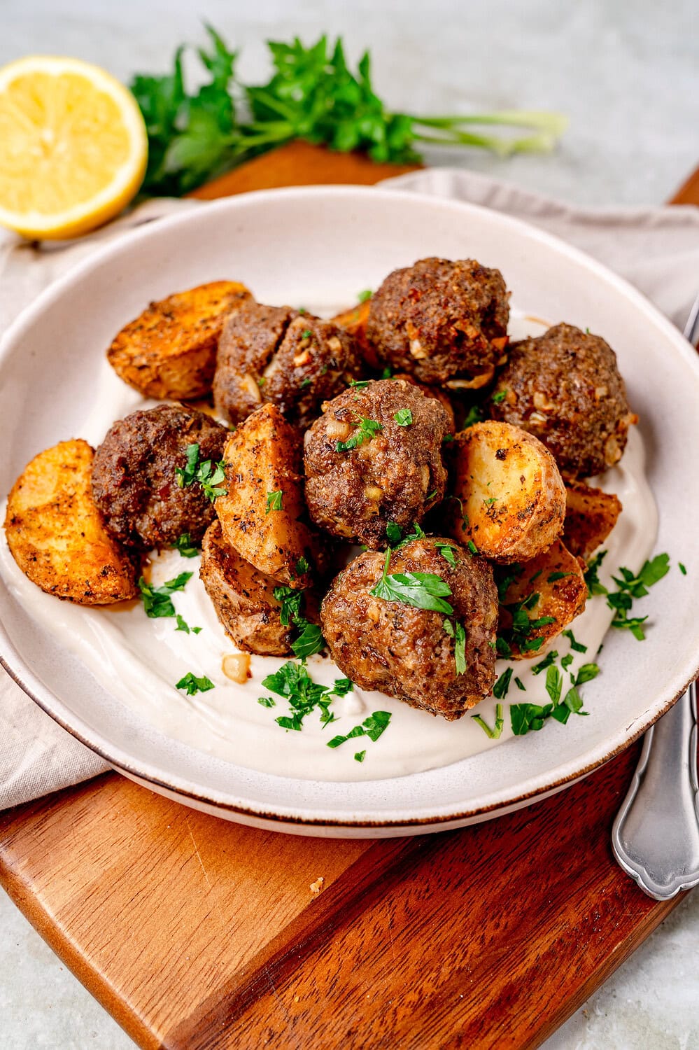 Köftefrikadellen mit Ofenkartoffeln