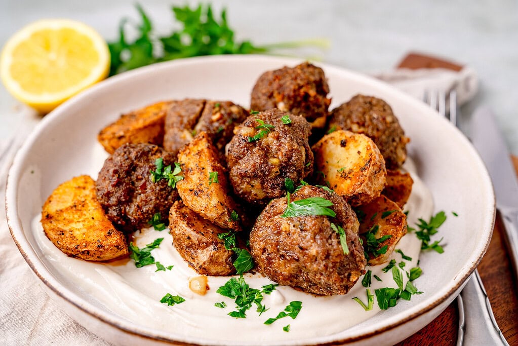 Köftefrikadellen mit Ofenkartoffeln aus der Heißluftfritteuse
