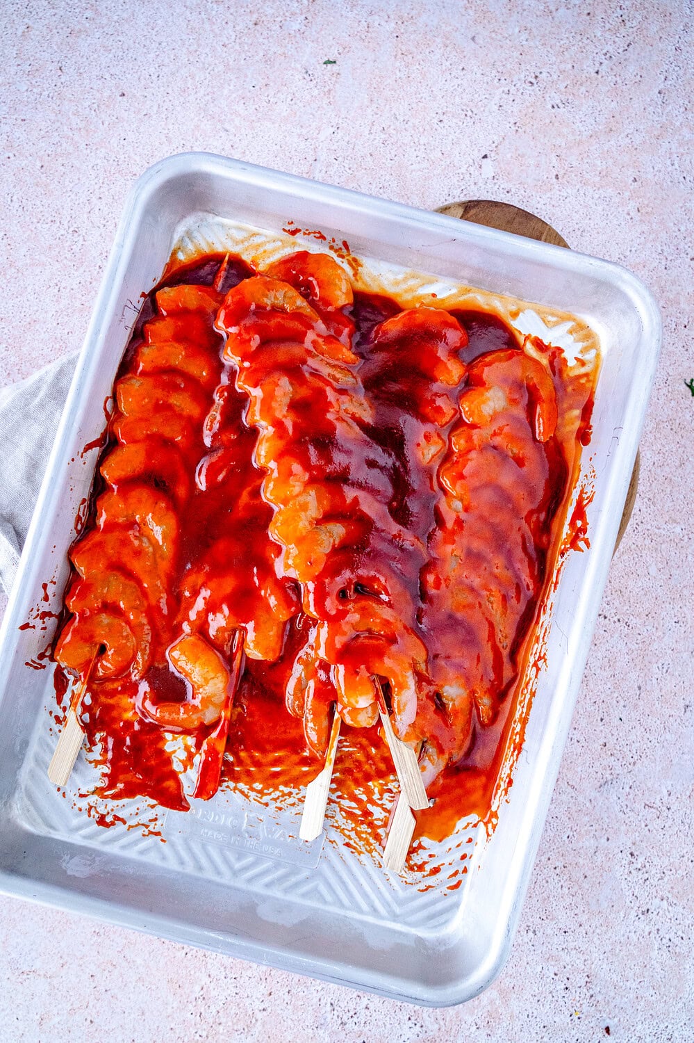 Gochujang Garnelenspieße auf einem Blech zum Marinieren