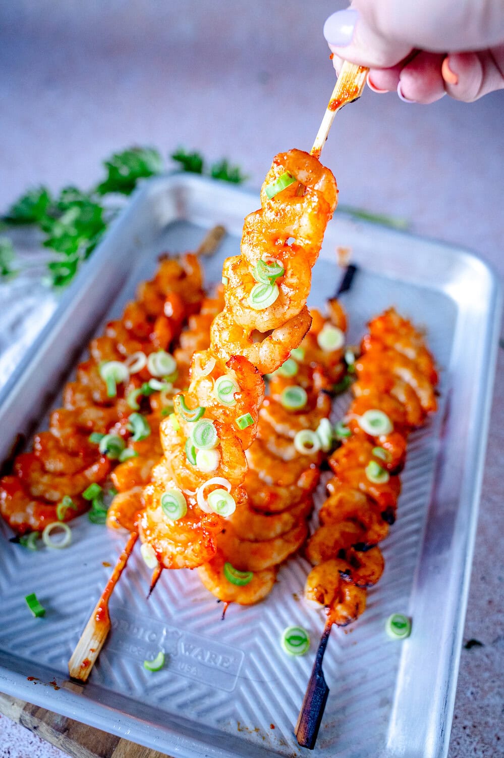 Frisch gegrillte Gochujang Garnelenspieße frisch vom Grill