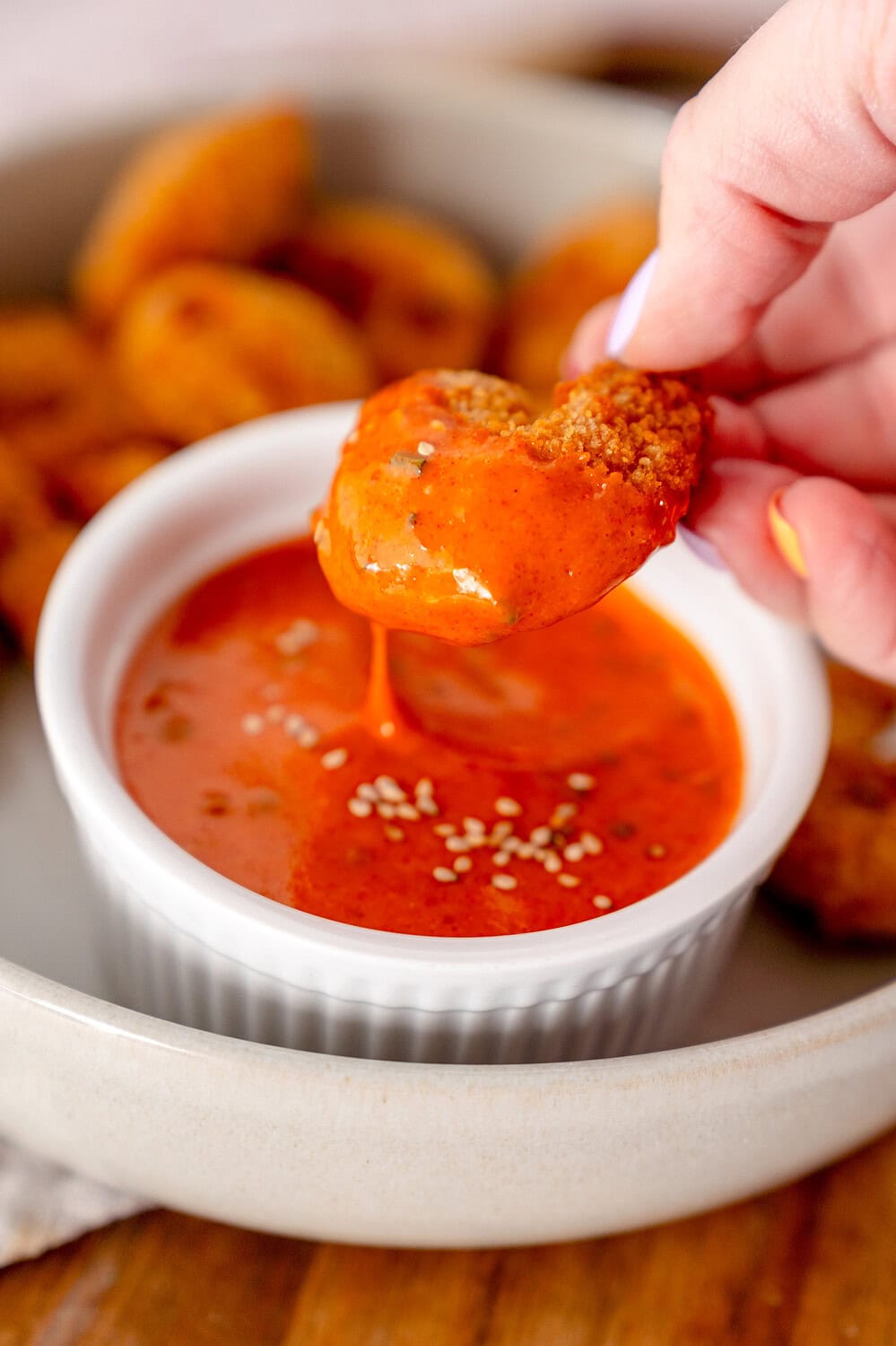 Panierte Garnele wurde in eine kleine Schale voll Gochujang Mayo gedippt