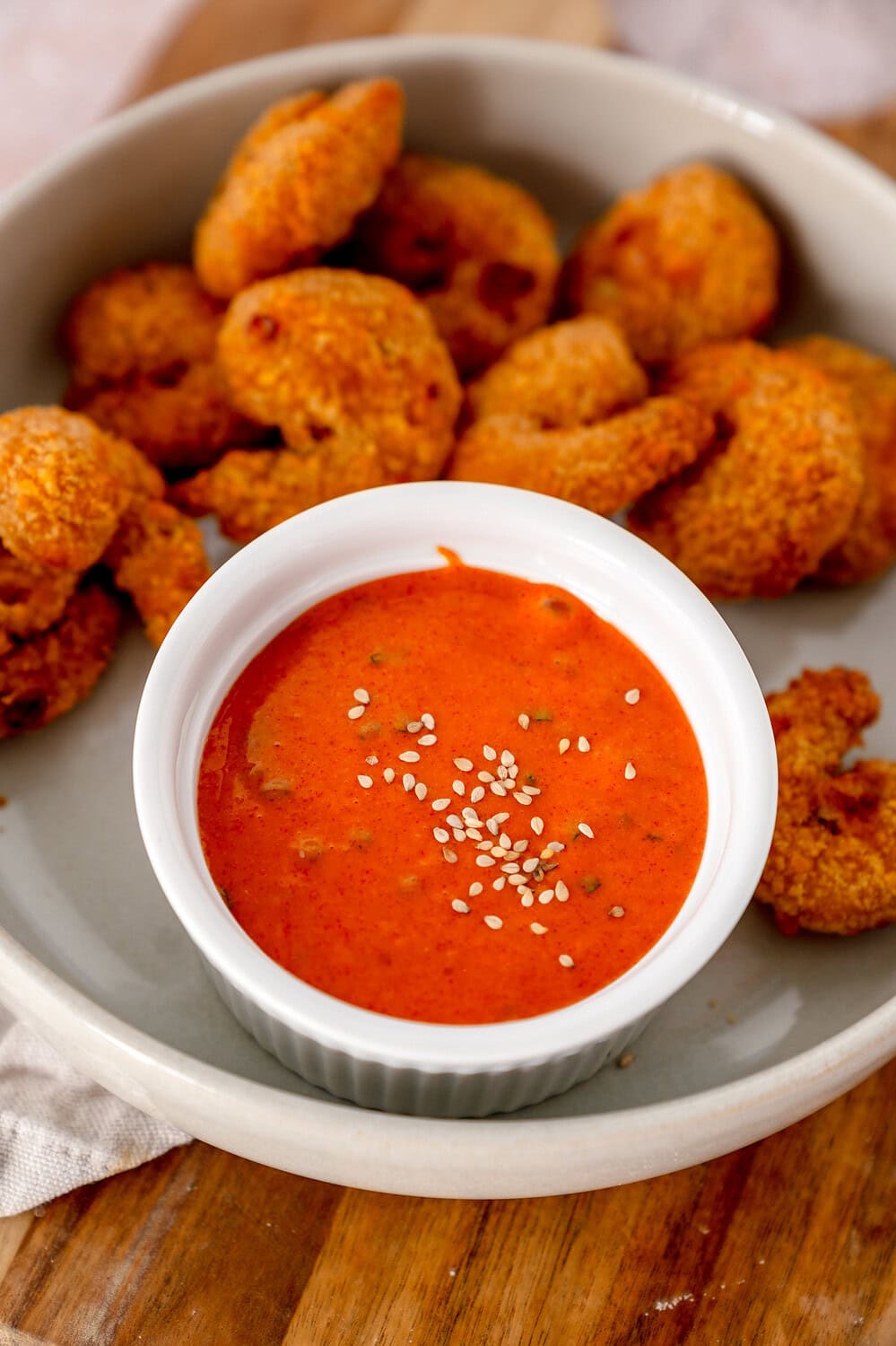Ein leckeres Schälchen voll Gochujang Mayonnaise mit etwas Sesam