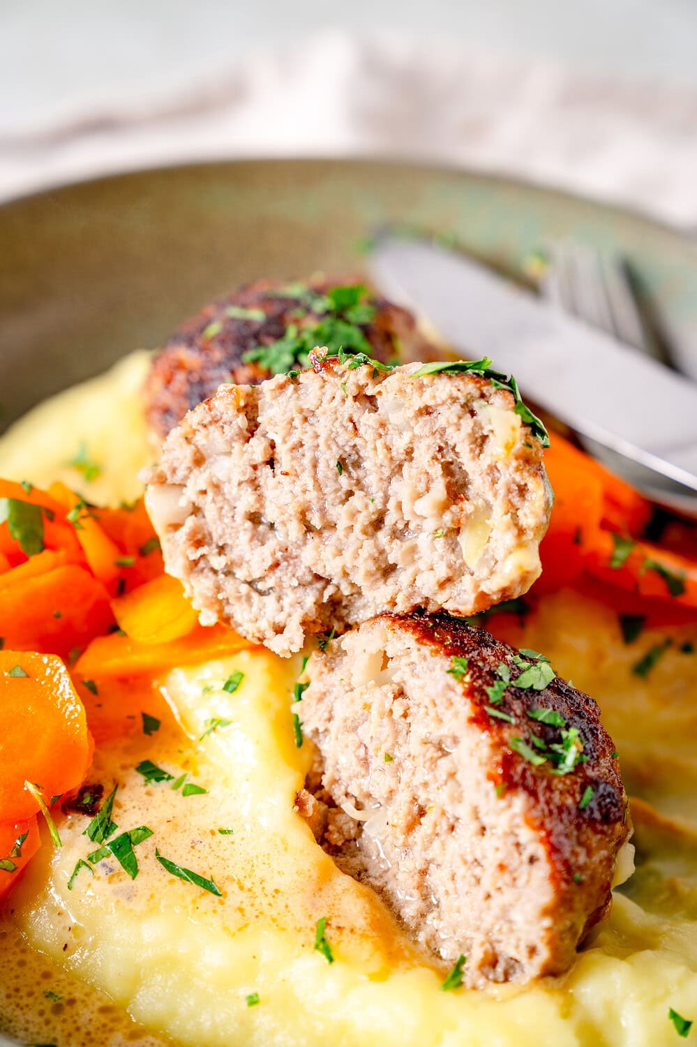 Ofenfrikadelle mit Frühlingsgemüse
