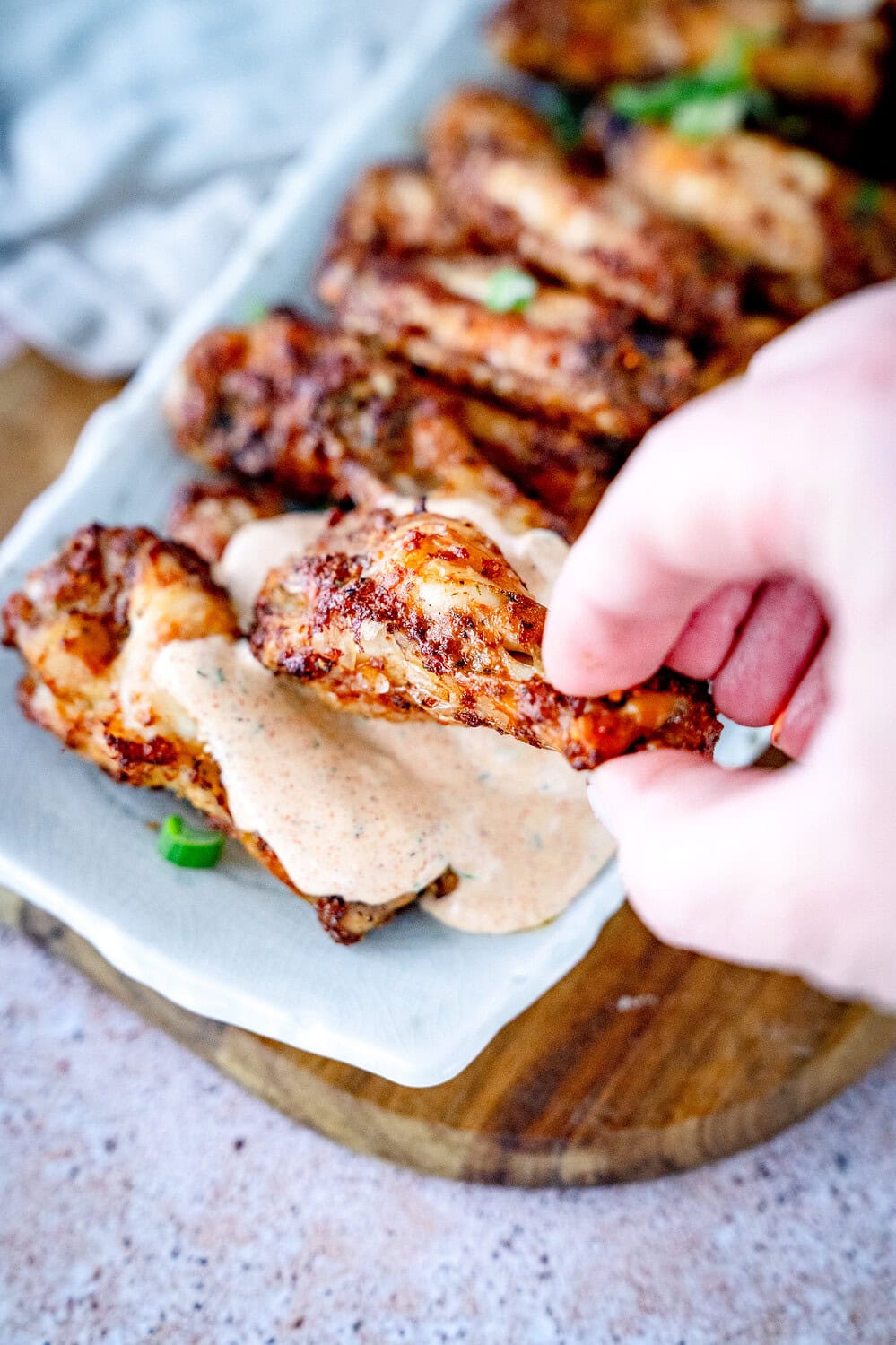 Saftig krosse Hähnchenflügel aus der Heißluftfritteuse mit Knoblauch und Parmesan
