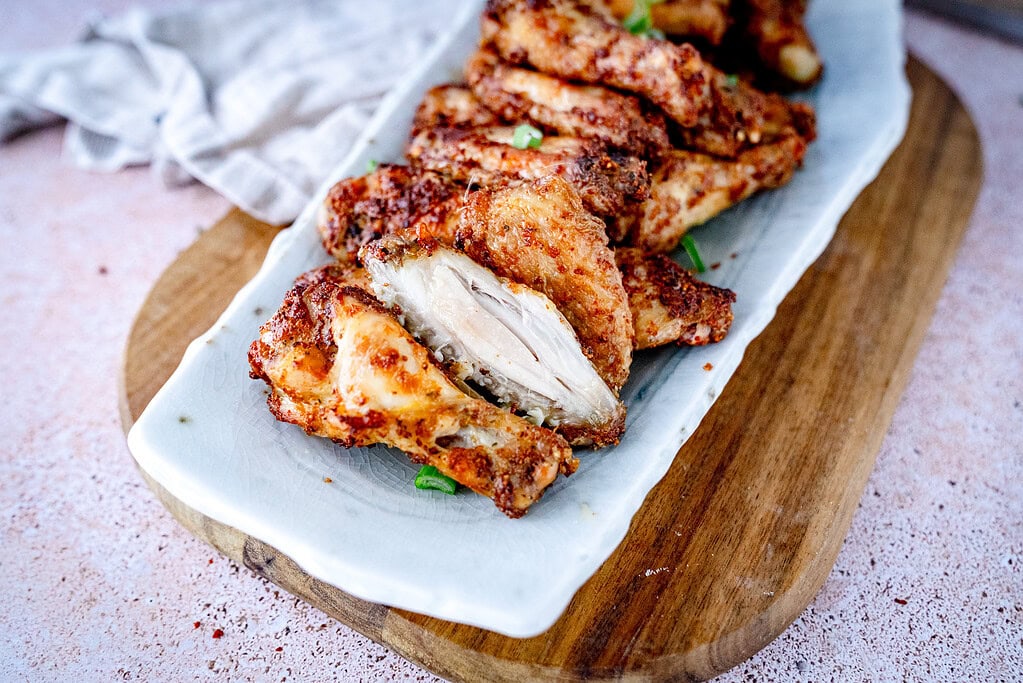 Knusprige Parmesan Garlic Wings, die so unglaublich saftig sind.