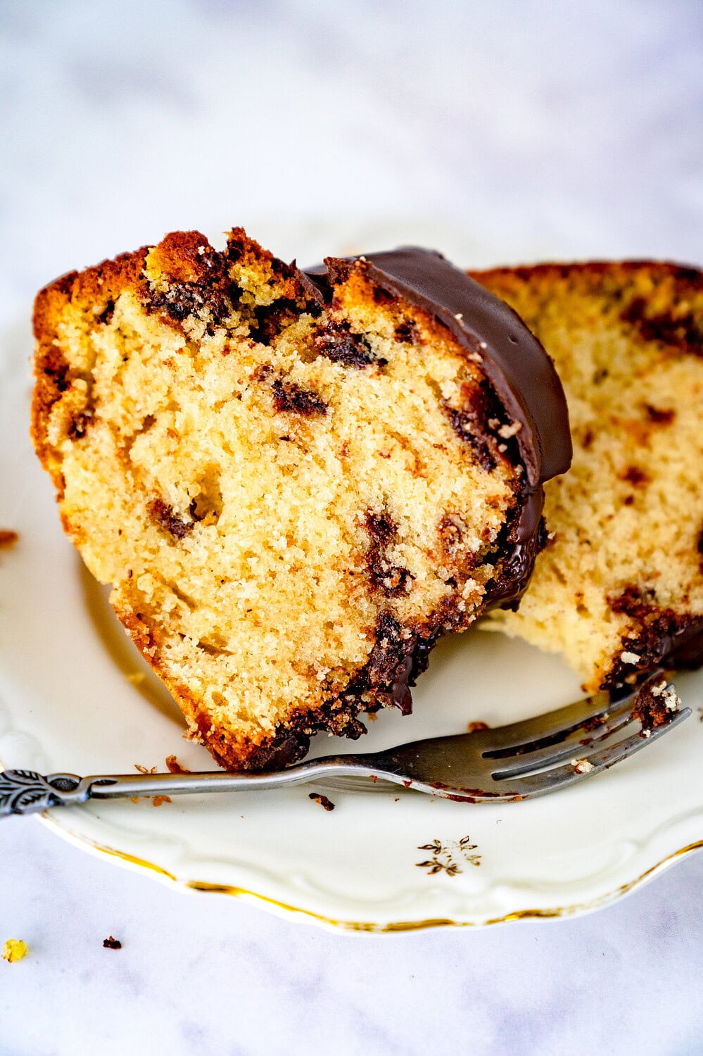Angeschnittener Chocolate Chip Cookie Gugelhupf auf einem Kuchenteller mit einer Gabel