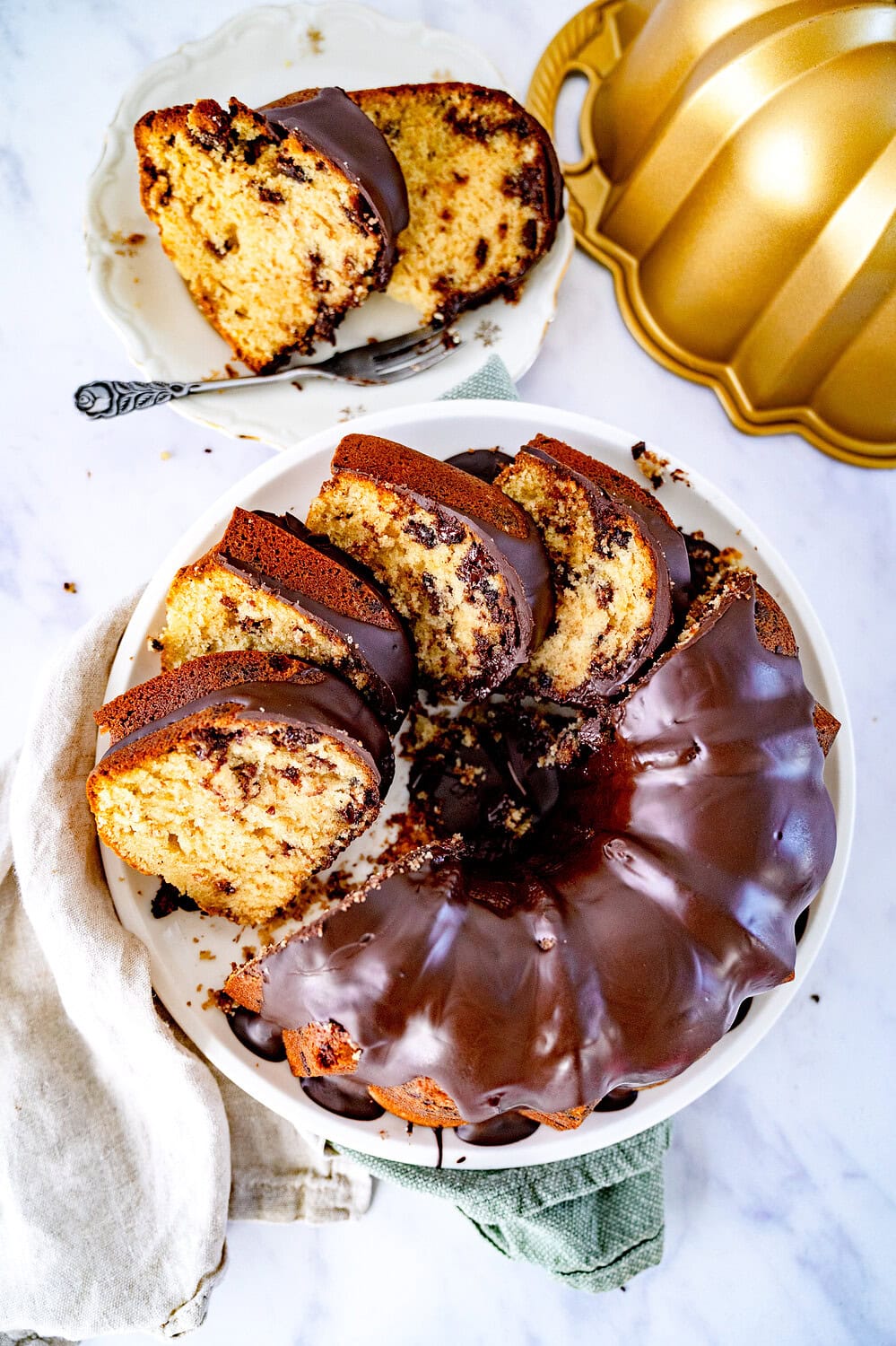 Topview auf Angeschnittener Chocolate Chip Cookie Napfkuchen mit Schokoladenglasur