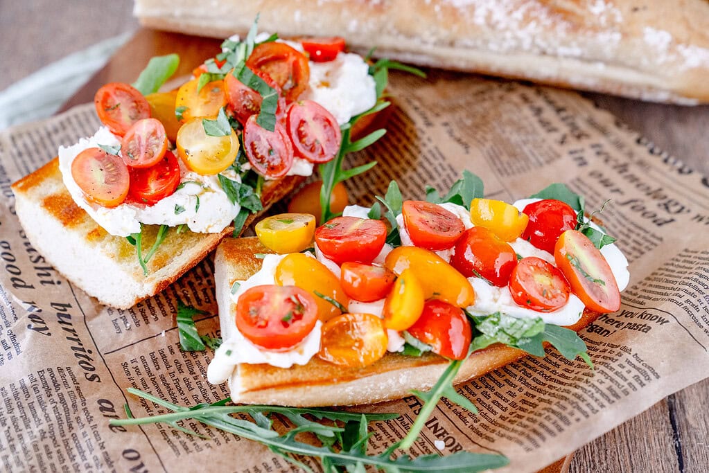 Burrata mit Baguette und Kirschtomaten und Rucola