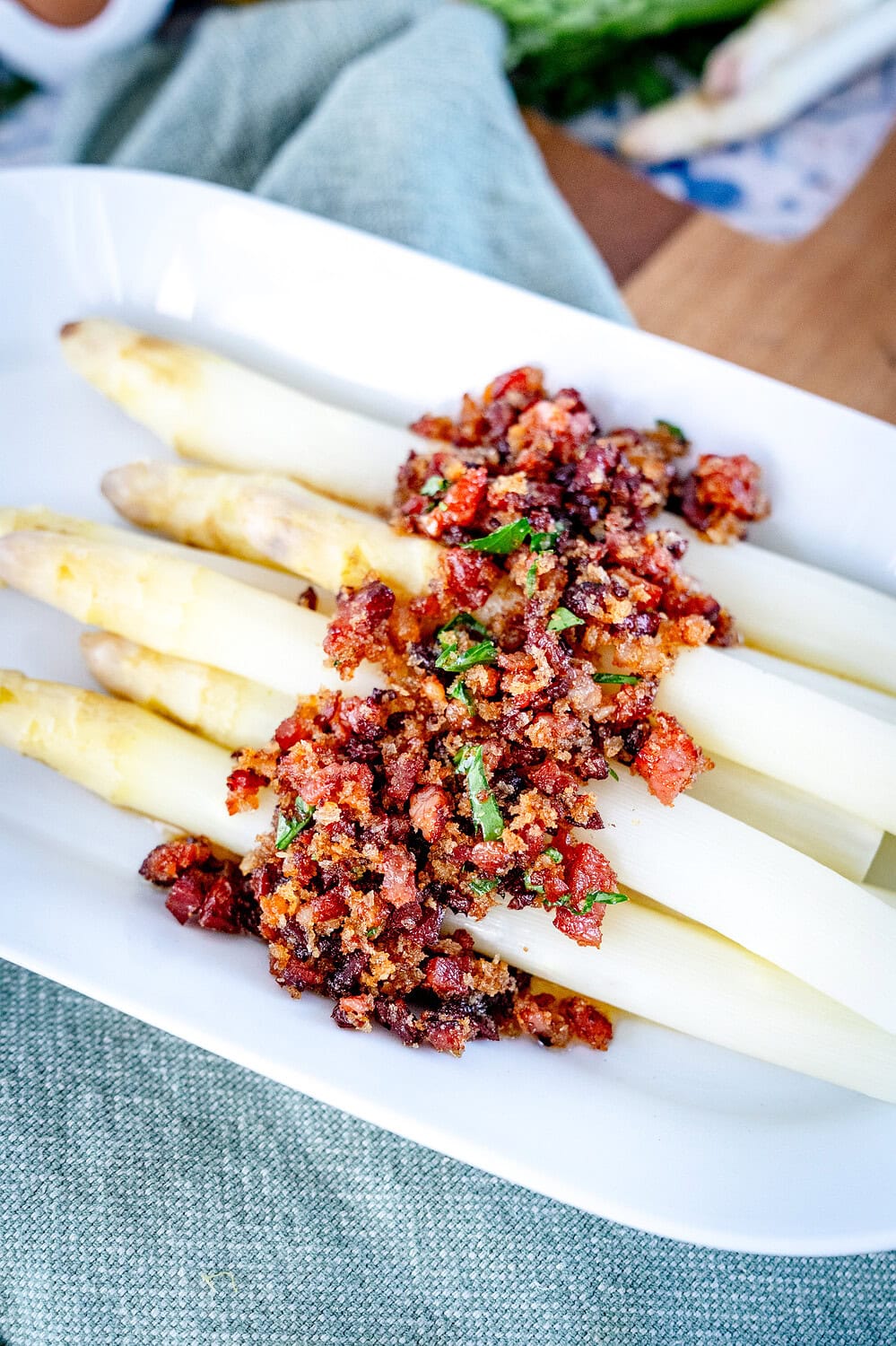 Knusprige Specksauce auf weißem Spargel