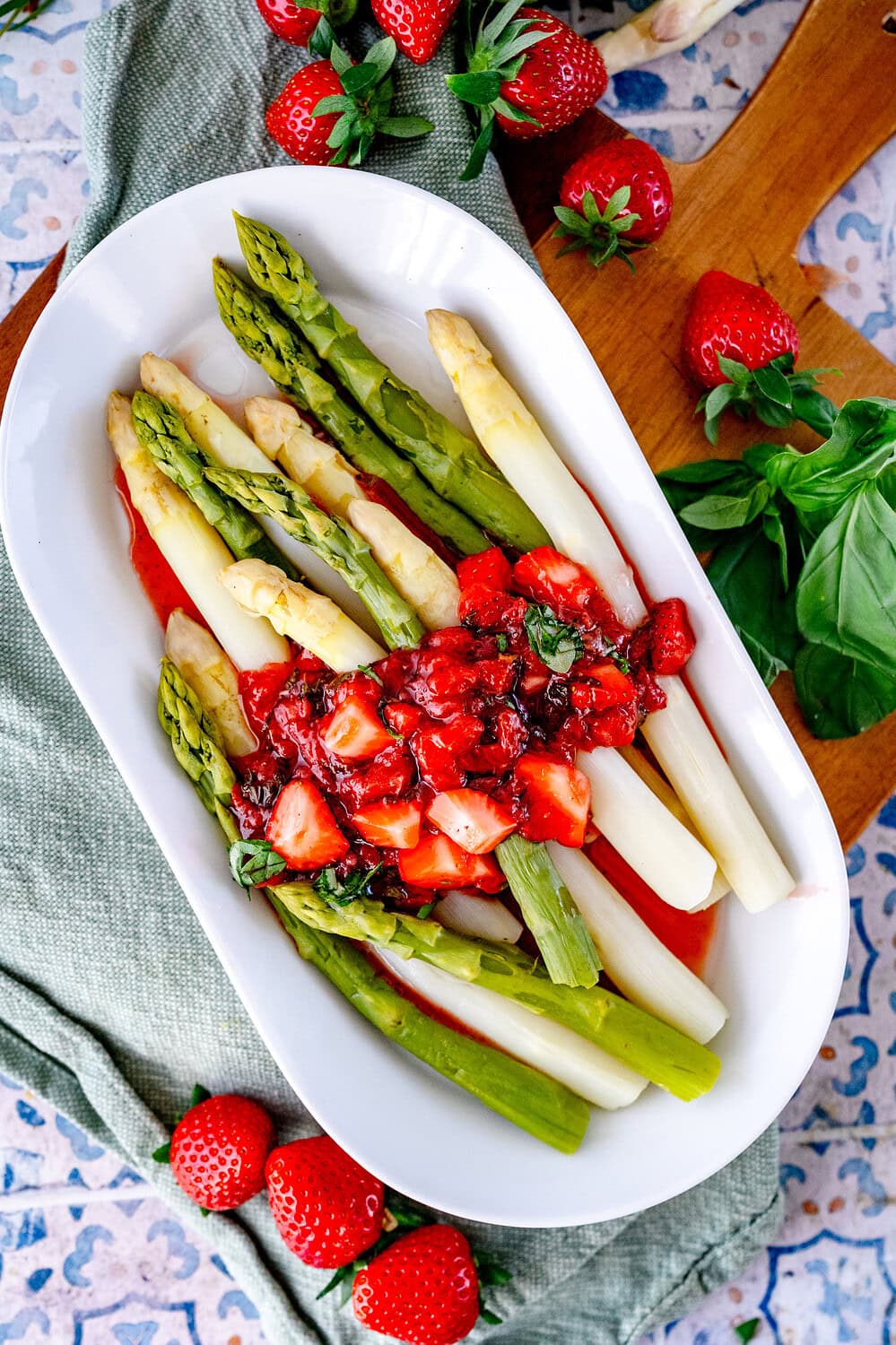 Erdbeer Chutney auf weißem und grünem Spargel