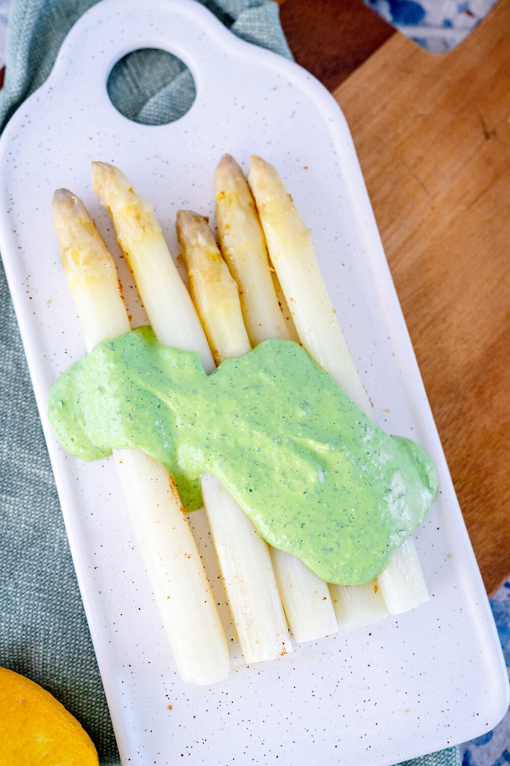 Grüne Sauce Tartare auf einem Bett aus Spargel