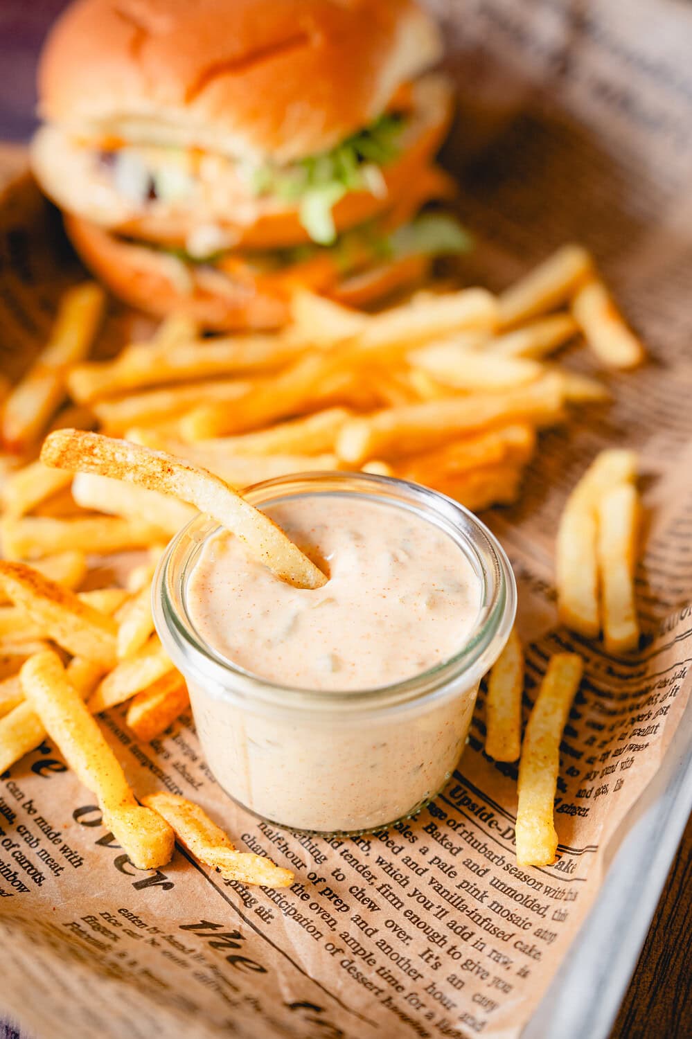 Die beste selbstgemachte Big Mac Sauce mit Pommes und Burger.