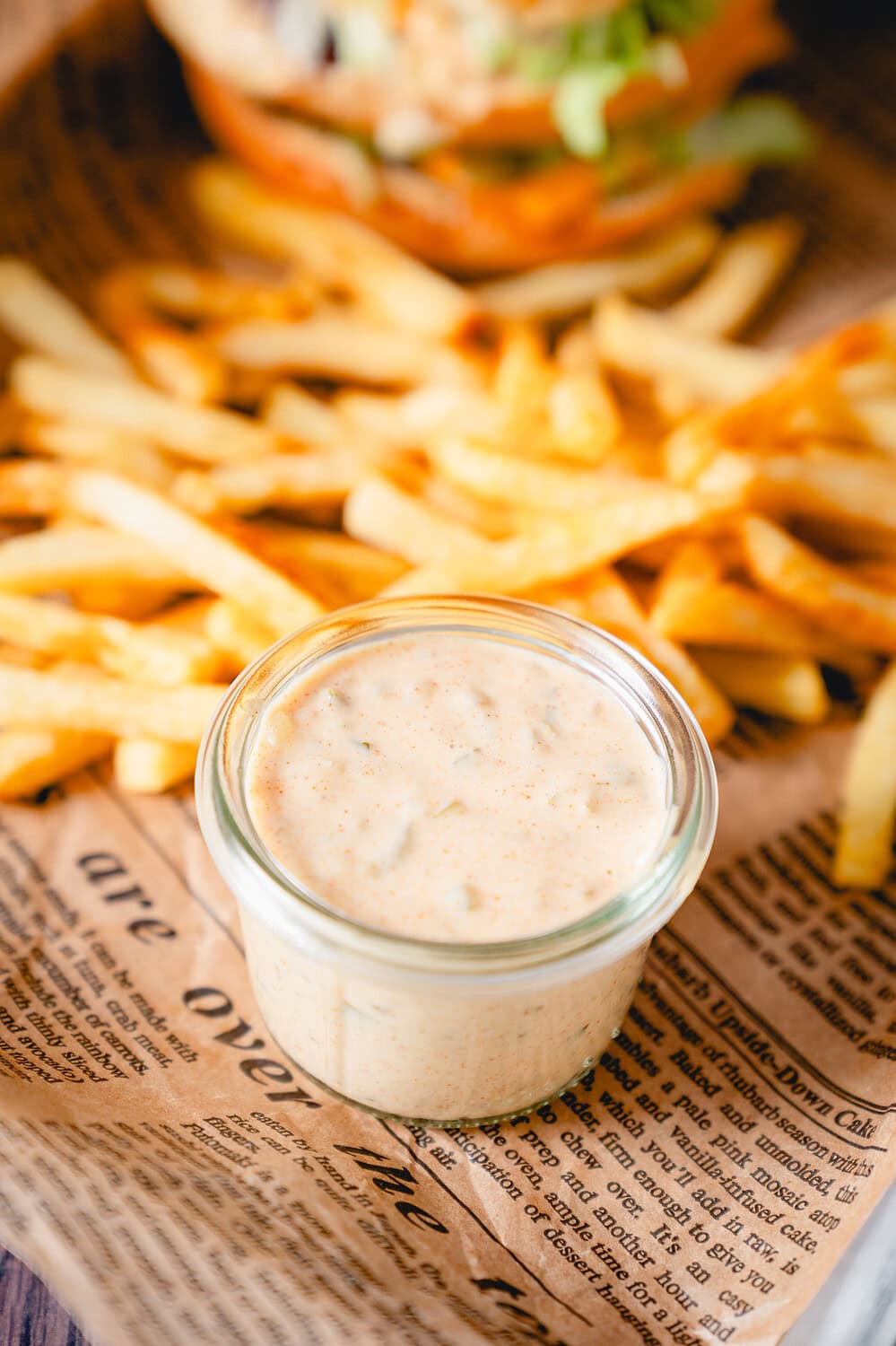 Unsere selbstgemachte Big Mac Sauce in einem kleinen Glasschälchen