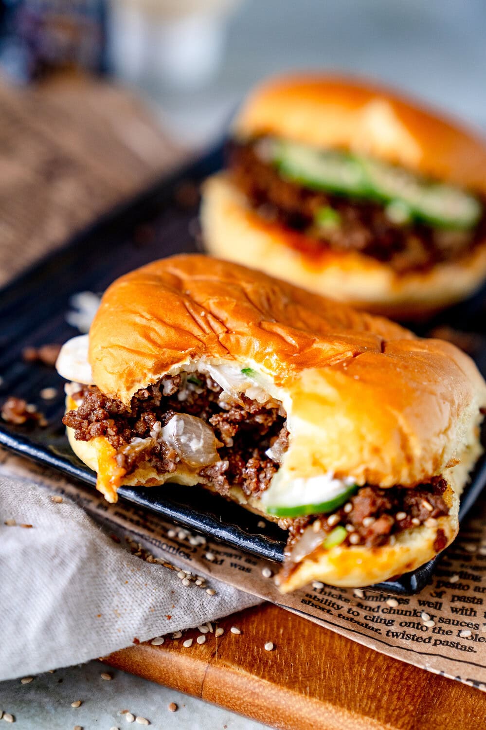 Angebissener Sloppy Joe Burger mit frischer Gurke und Kewpie Mayonnaise