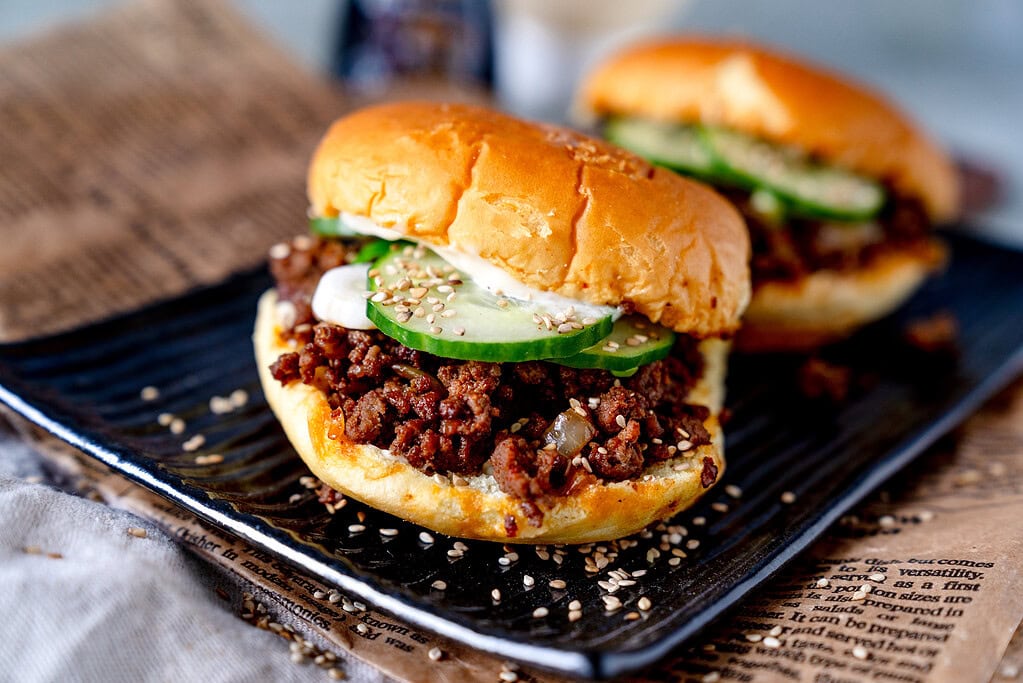 Koreanischer Sloppy Joe Burger mit Sesam, Gurke und Mayonnaise