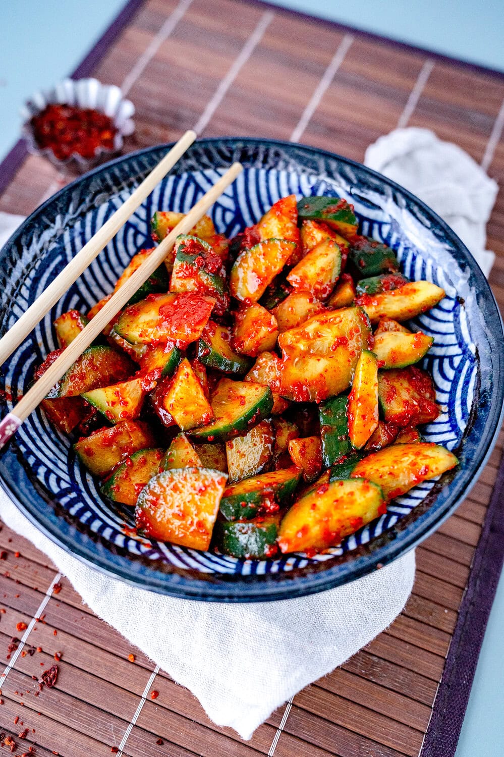 Oi Muchim oder auch koreanischer Gurkensalat in einer blauen Schale