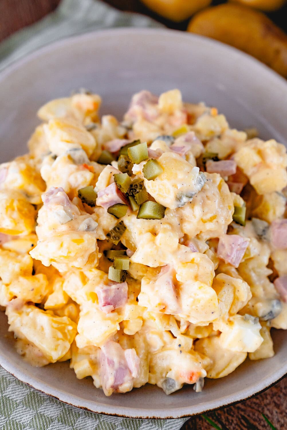 Oma Karolas Kartoffelsalat mit Gurken, Schinkenwurst, Ei und Apfel und einem Dressing aus Mayo.